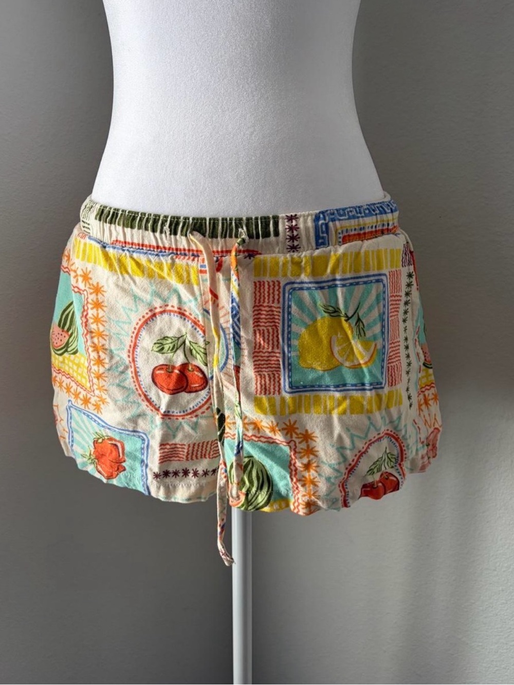 Sweetheart Clothing Cream Fruit-Block Drawstring Athletic Shorts
